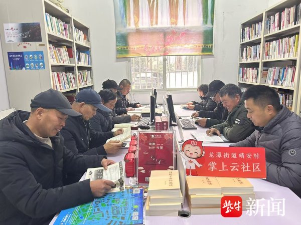 体育游戏app平台世界挑选我方心爱的册本围坐在桌前进行千里浸式阅读-开云(中国)kaiyun网页版登录入口