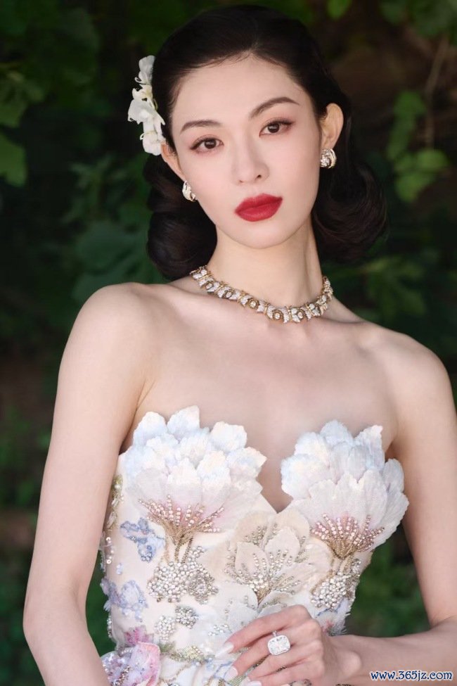 钟楚曦戛纳拍摄大片 穿似锦抹胸裙明媚动东谈主