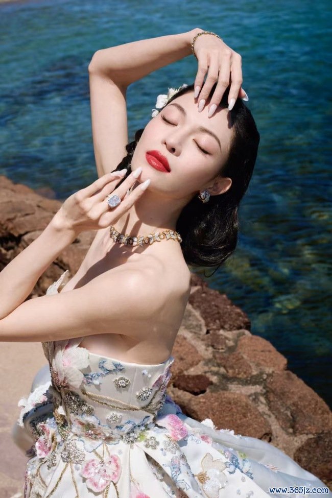 钟楚曦戛纳拍摄大片 穿似锦抹胸裙明媚动东谈主