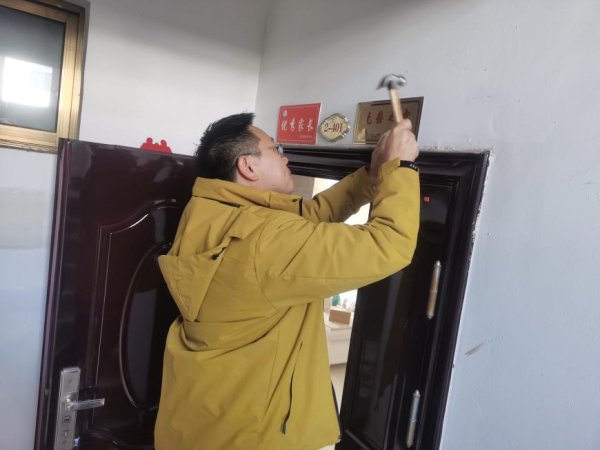 开云体育(中国)官方网站为他们吊挂上“光荣之家”的金色牌匾-开云(中国)kaiyun网页版登录入口