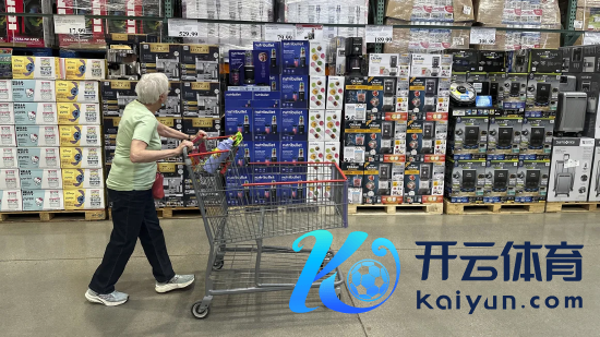 2025 年 5 月 21 日，科罗拉多州 Lone Tree 市，别称购物者在好市多仓库内稽查枚举商品。